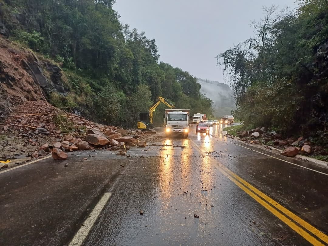 Chuva aumenta risco de novos deslizamentos e mantém trecho da BR-282 parcialmente interditado em SC